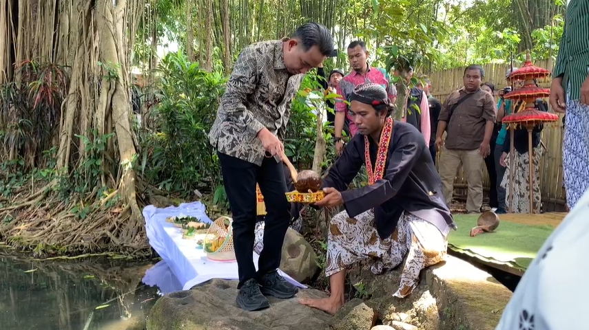 Mendhak Tirta Manggala Hyang